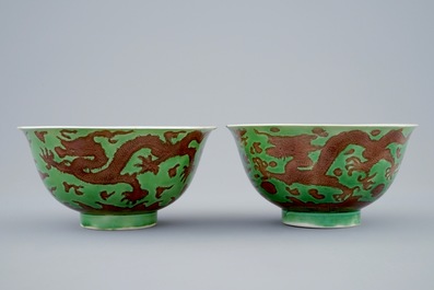 Een paar Chinese drakenkommen met decor in groen en aubergine, Kangxi merk en periode