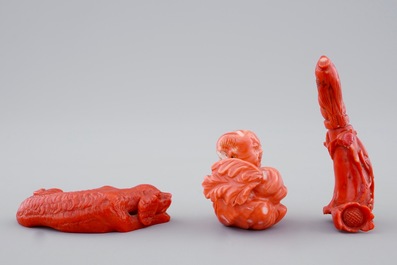 Three Chinese red coral figures incl. a snuff bottle, 19/20th C.