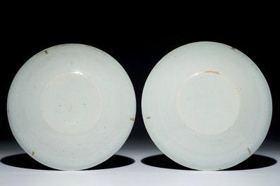Une paire d'assiettes armori&eacute;es en fa&iuml;ence de Delft bleu et blanc, 17&egrave;me