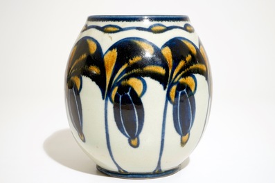 Un vase en gr&egrave;s, Charles Catteau pour Boch Fr&egrave;res Keramis, ca. 1925