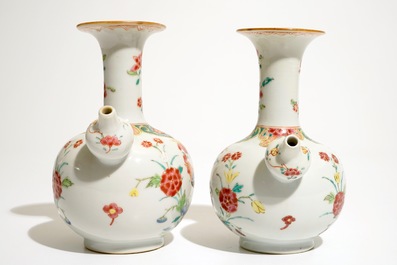 Een paar Chinese famille rose kendi's met hanendecor, Qianlong