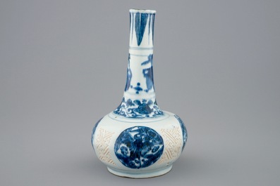 Un vase de forme bouteille en porcelaine de Chine bleu et blanc, Ming, Wanli