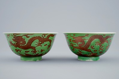 Een paar Chinese drakenkommen met decor in groen en aubergine, Kangxi merk en periode