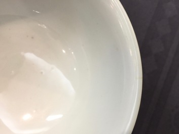 Een paar Chinese drakenkommen met decor in groen en aubergine, Kangxi merk en periode