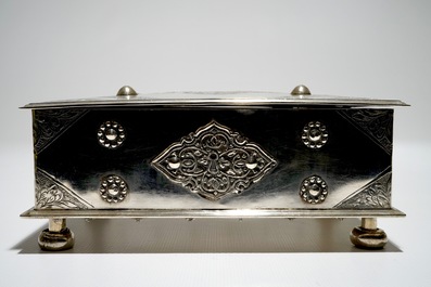 A Dutch colonial engraved silver sirih casket, Batavia, 18e eeuw