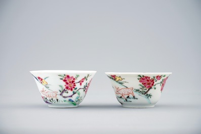 Een paar Chinese famille rose koppen en schotels met herten, Yongzheng, 1723-1735