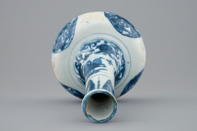 Un vase de forme bouteille en porcelaine de Chine bleu et blanc, Ming, Wanli