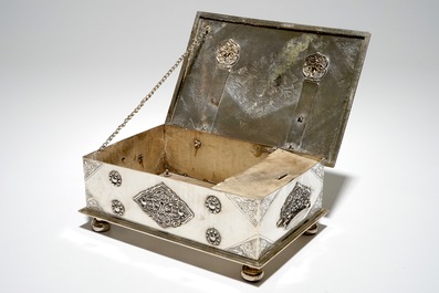 A Dutch colonial engraved silver sirih casket, Batavia, 18e eeuw