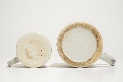 Twee Chinese Imari mokken met landschapsdecors, Qianlong