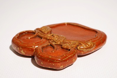 Une petite pierre &agrave; encre en rouge de corail et dor&eacute;, marque de Qianlong, 18/19&egrave;me