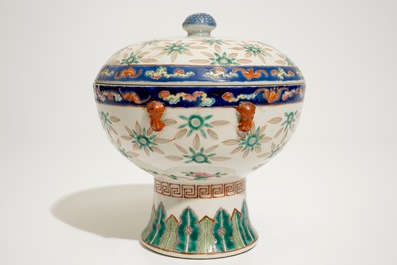 A Chinese famille rose covered bowl with rice grain pattern, 19/20th C.