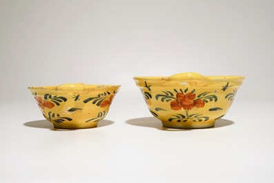Deux &eacute;cuelles en fa&iuml;ence de Delft &agrave; fond jaune, 18&egrave;me