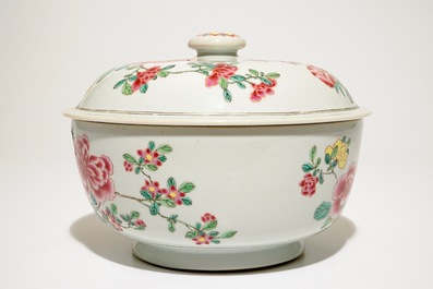Une terrine couverte en porcelaine de Chine famille rose, Yongzheng/Qianlong