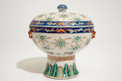 A Chinese famille rose covered bowl with rice grain pattern, 19/20th C.