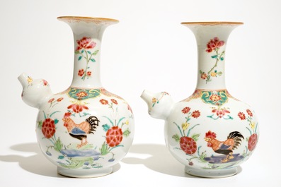 Een paar Chinese famille rose kendi's met hanendecor, Qianlong