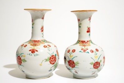 Een paar Chinese famille rose kendi's met hanendecor, Qianlong