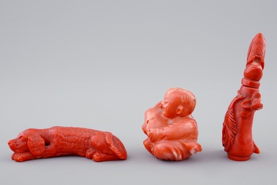 Three Chinese red coral figures incl. a snuff bottle, 19/20th C.