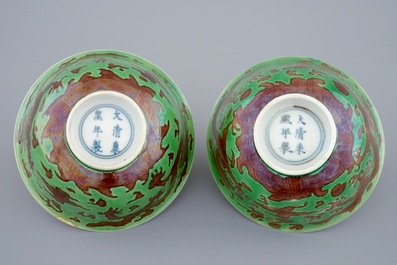 Een paar Chinese drakenkommen met decor in groen en aubergine, Kangxi merk en periode