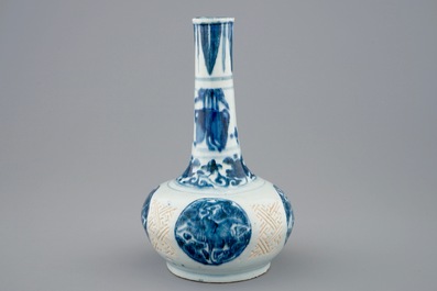 Un vase de forme bouteille en porcelaine de Chine bleu et blanc, Ming, Wanli