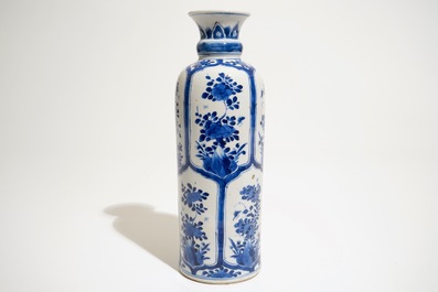 Een Chinese blauw-witte rolwagen vaas, Kangxi