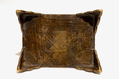 Un support de pinceaux en bronze &agrave; d&eacute;cor en relief, Chine, Ming