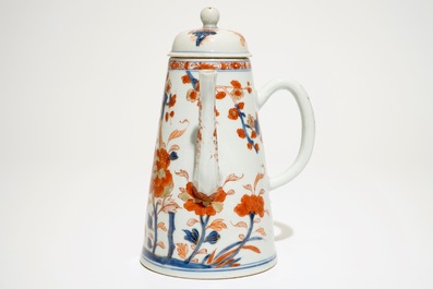 Een Chinese Imari chocoladekan met floraal decor, Qianlong