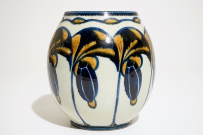 Un vase en gr&egrave;s, Charles Catteau pour Boch Fr&egrave;res Keramis, ca. 1925