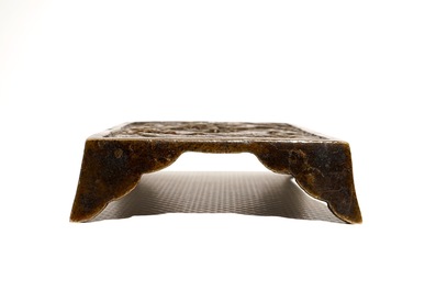 Un support de pinceaux en bronze &agrave; d&eacute;cor en relief, Chine, Ming