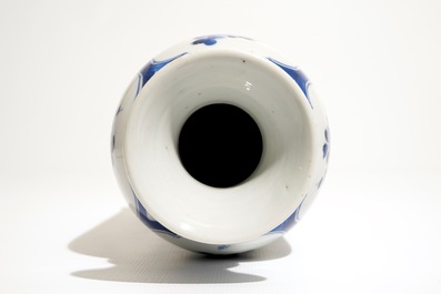 Een Chinese blauw-witte rolwagen vaas, Kangxi