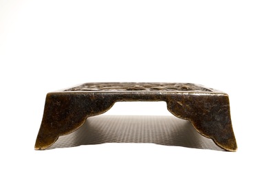 Un support de pinceaux en bronze &agrave; d&eacute;cor en relief, Chine, Ming