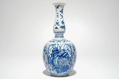 Un vase double gourde en fa&iuml;ence de Delft bleu et blanc &agrave; d&eacute;cor chinoiserie, marqu&eacute;, vers 1700