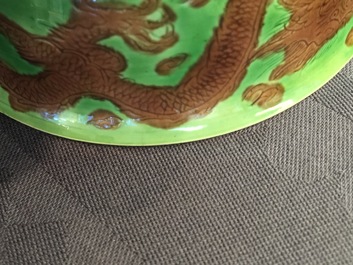 Een paar Chinese drakenkommen met decor in groen en aubergine, Kangxi merk en periode
