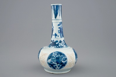 Un vase de forme bouteille en porcelaine de Chine bleu et blanc, Ming, Wanli