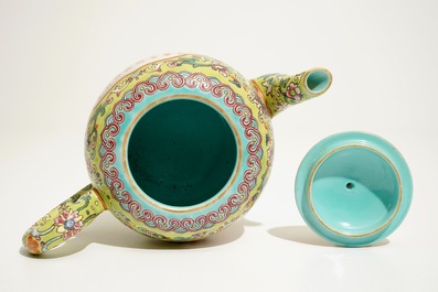 A Chinese famlile rose teapot with calligraphy design, Jiaqing mark, 19/20th C.