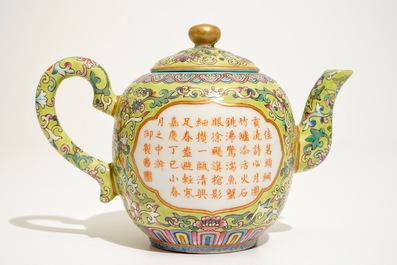 A Chinese famlile rose teapot with calligraphy design, Jiaqing mark, 19/20th C.