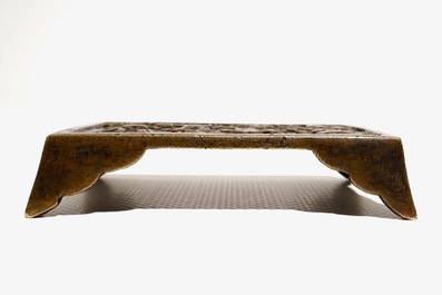 Un support de pinceaux en bronze &agrave; d&eacute;cor en relief, Chine, Ming