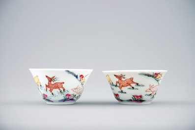 Een paar Chinese famille rose koppen en schotels met herten, Yongzheng, 1723-1735