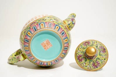 A Chinese famlile rose teapot with calligraphy design, Jiaqing mark, 19/20th C.
