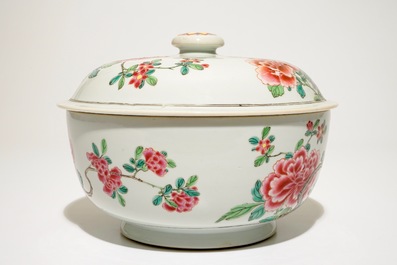 Une terrine couverte en porcelaine de Chine famille rose, Yongzheng/Qianlong
