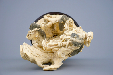 Un groupe de Chang'e avec deux filles en ivoire sculpt&eacute; sur socle en bois, Chine, 19/20&egrave;me