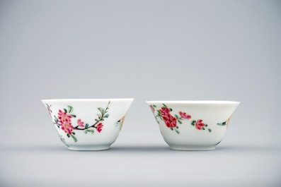 Een paar Chinese famille rose koppen en schotels met herten, Yongzheng, 1723-1735
