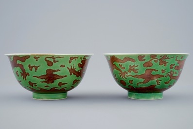 Een paar Chinese drakenkommen met decor in groen en aubergine, Kangxi merk en periode
