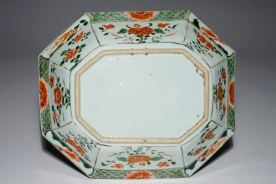 Een Chinese famille verte hexagonale diepe schaal, Kangxi