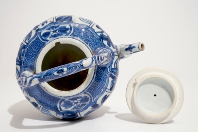 Een Chinese blauw-witte kraak wijnpot met deksel, Ming, Wanli