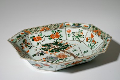 Een Chinese famille verte hexagonale diepe schaal, Kangxi