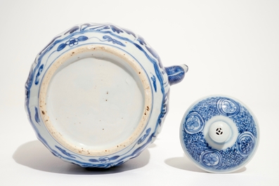 Een Chinese blauw-witte kraak wijnpot met deksel, Ming, Wanli