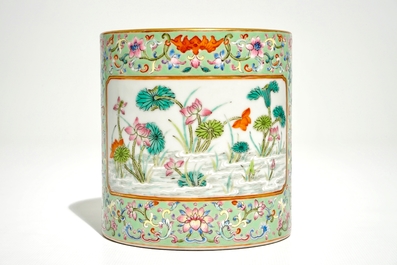 Een Chinese penseelpot met turkooise fondkleur, Qianlong merk, 20e eeuw