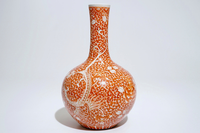 Un vase bouteille aux ph&eacute;nix en porcelaine de Chine en rouge de fer et dor&eacute;, 19/20&egrave;me