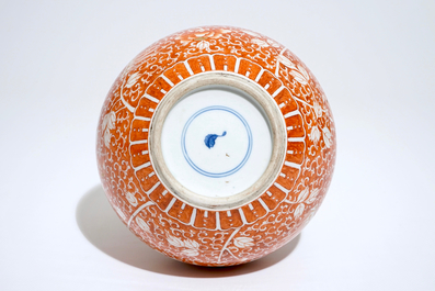 Un vase bouteille aux ph&eacute;nix en porcelaine de Chine en rouge de fer et dor&eacute;, 19/20&egrave;me