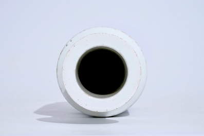 Een Chinese blauw-witte rouleau vaas met "Wu Shuang Pu" decor, 19/20e eeuw